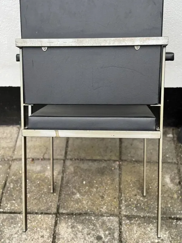 Illustration numéro 4 du produit Fauteuil en similicuir mcm