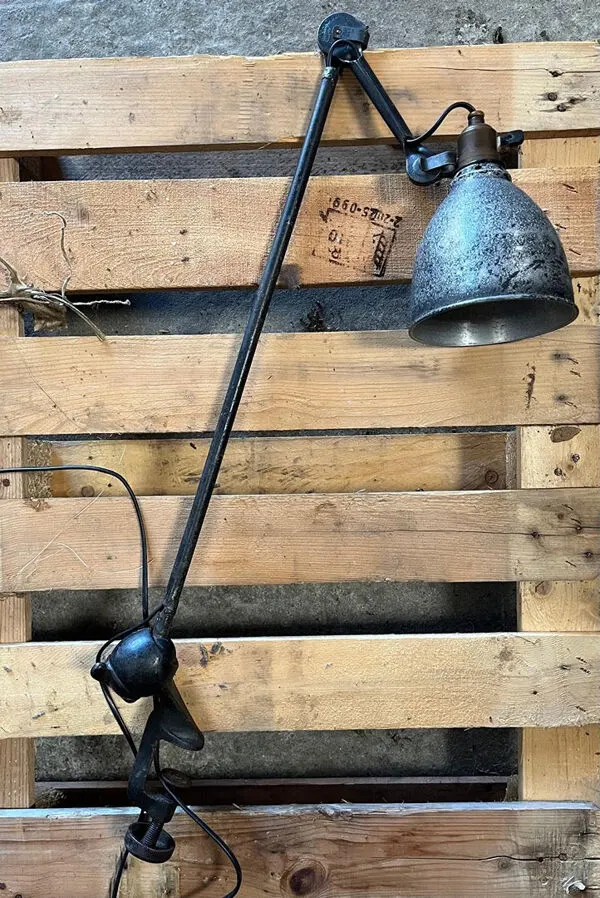 Illustration numéro 4 du produit Lampe Gras industrielle étau