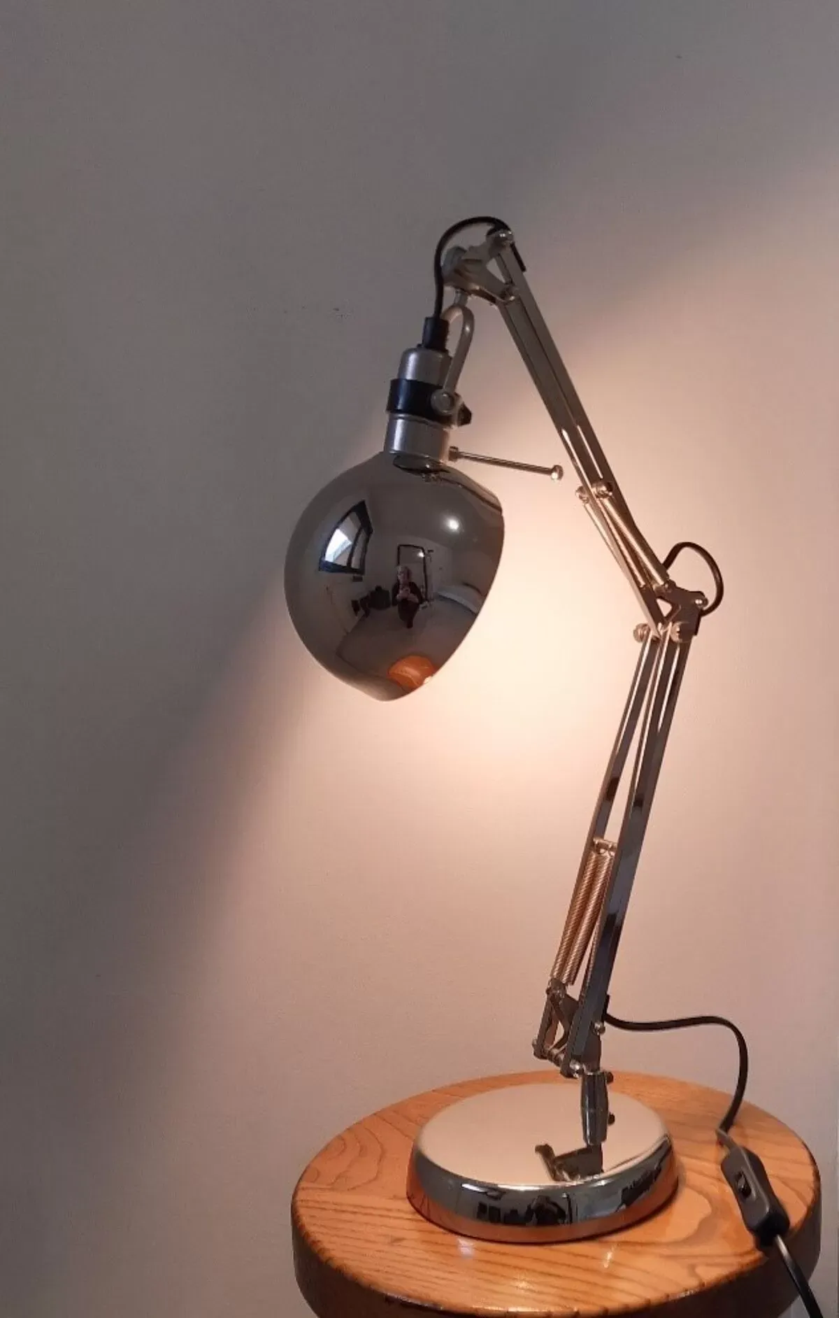 Illustration numéro 4 du produit Lampe design de bureau articulée de style industrielle