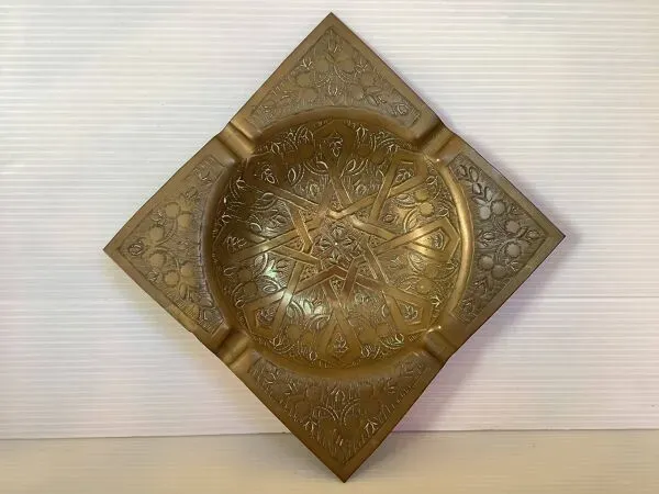 Illustration numéro 4 du produit Cendrier vide poche en laiton travaillé