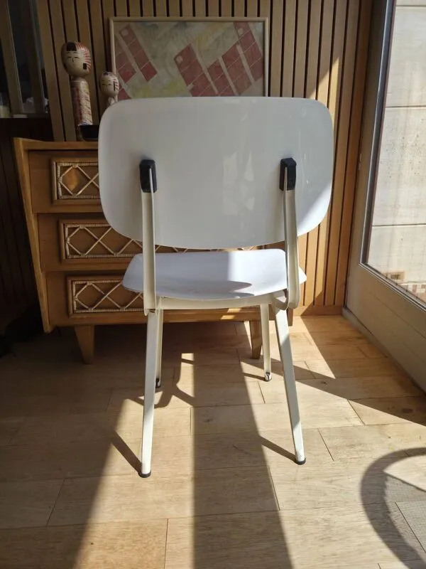 Illustration numéro 4 du produit Chaise Revolt Friso Kramer