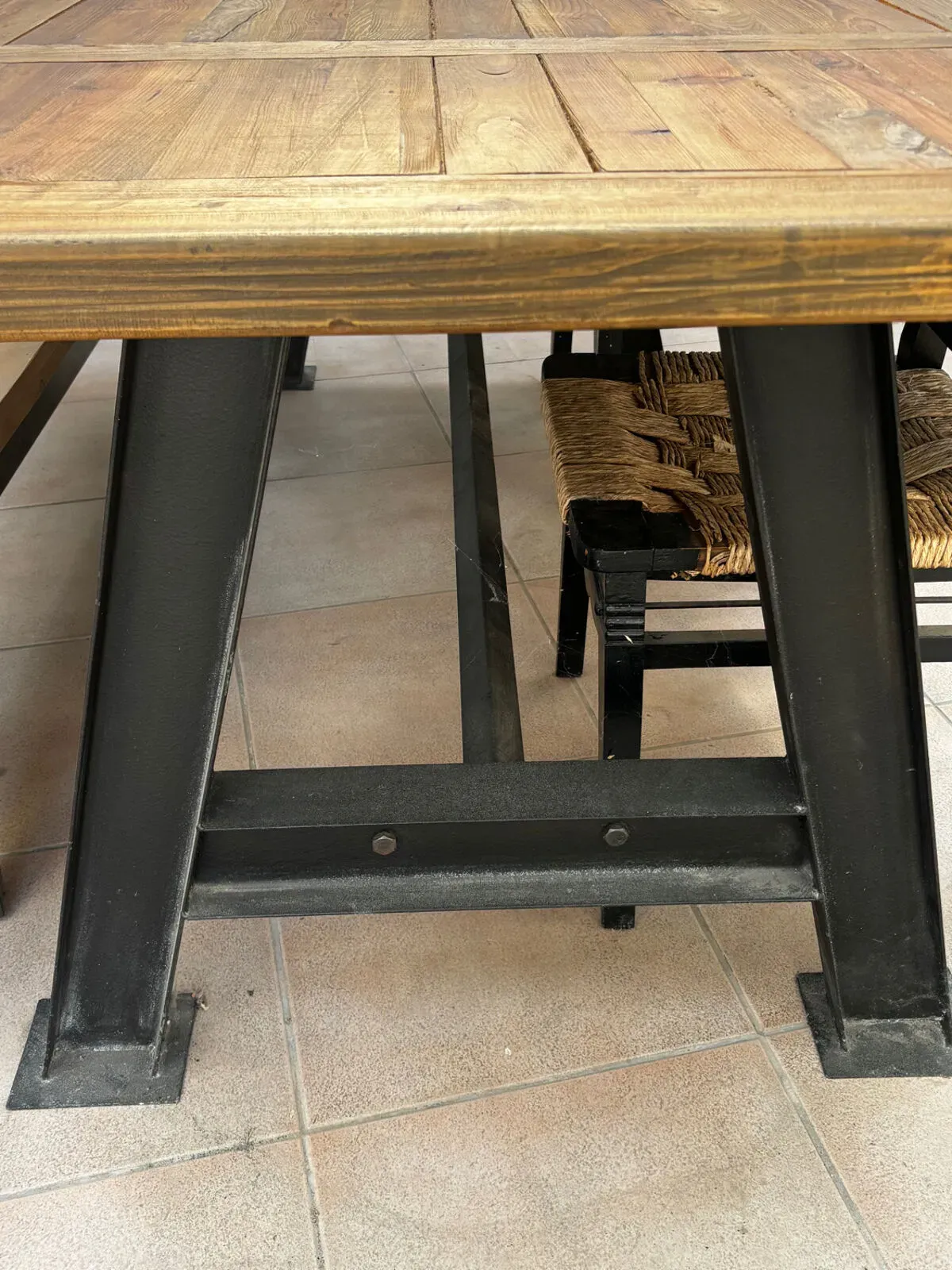 Illustration numéro 4 du produit Table à manger