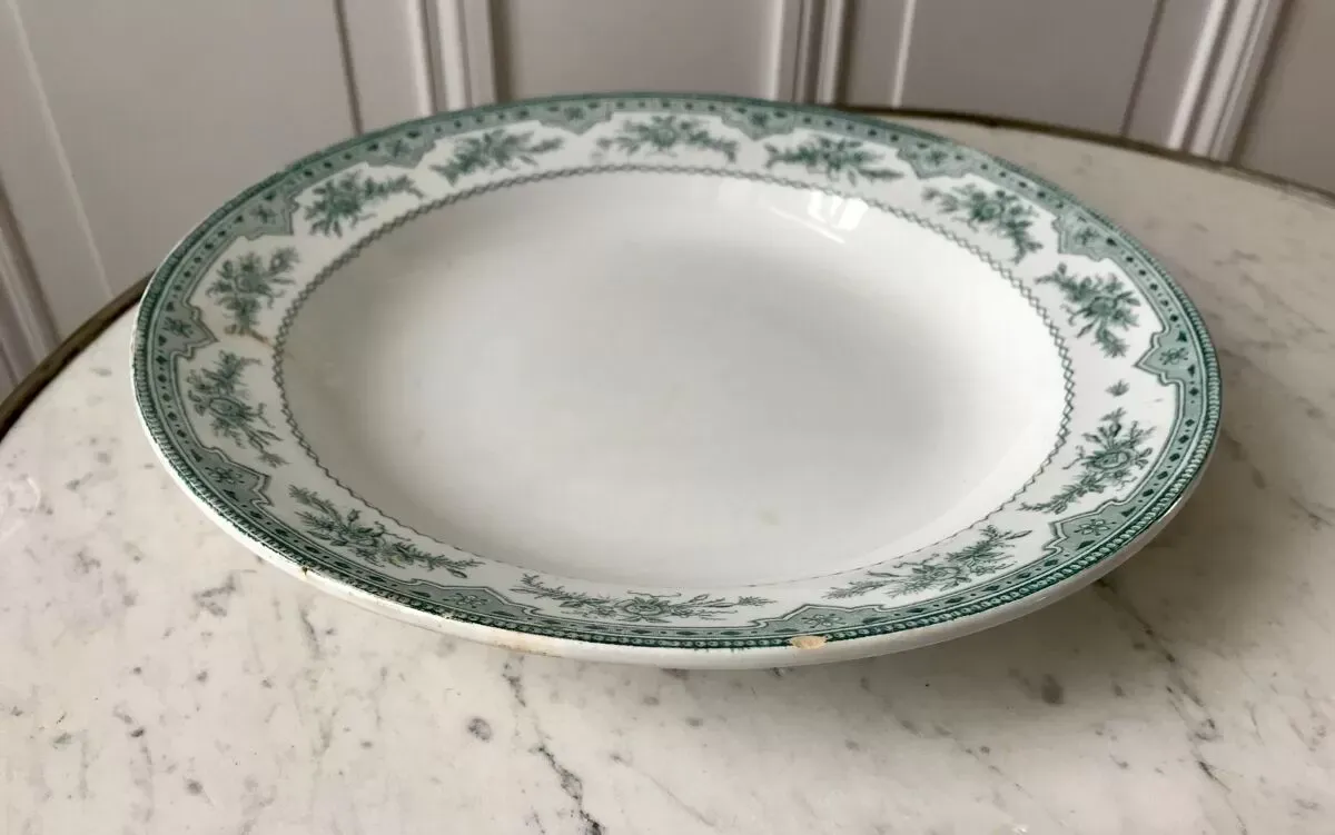 Illustration numéro 4 du produit Plat rond Terre de Fer faïencerie d'Onnaing modèle ''Roses Mousses'' fin XIXème