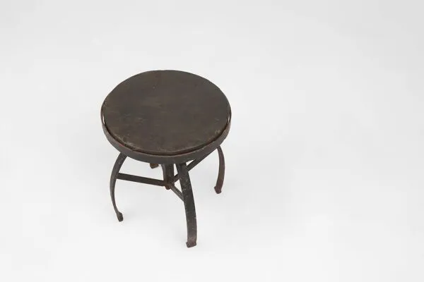 Illustration numéro 4 du produit Tabouret en métal noir industriel avec cadre, France années 1920