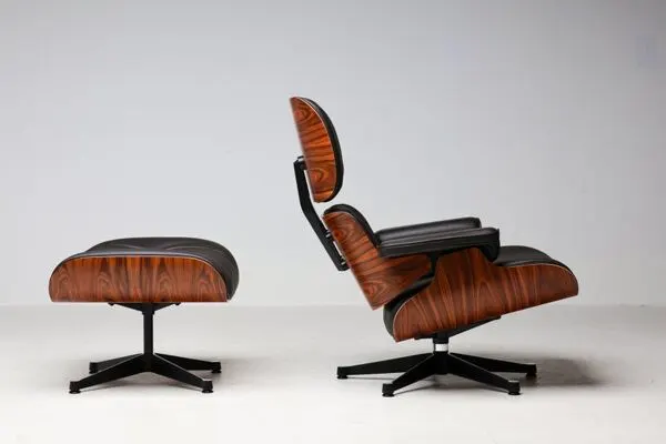 Illustration numéro 4 du produit Fauteuil Eames XL et repose-pieds en palissandre de Santos avec cuir chocolat.
