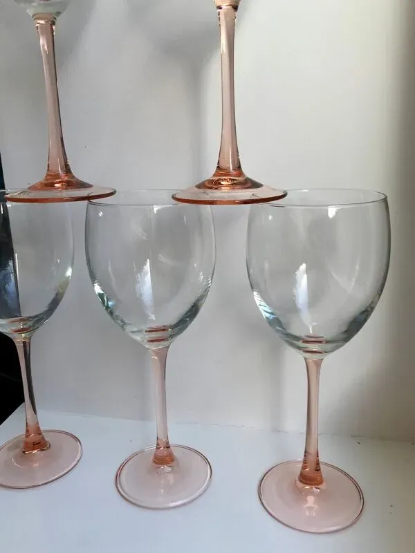 Illustration numéro 4 du produit lot de 6 grands verres à vin à pieds rose Fabriqués en France années 1970