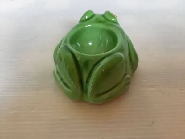 Illustration numéro 4 du produit Coquetier grenouille en céramique verte