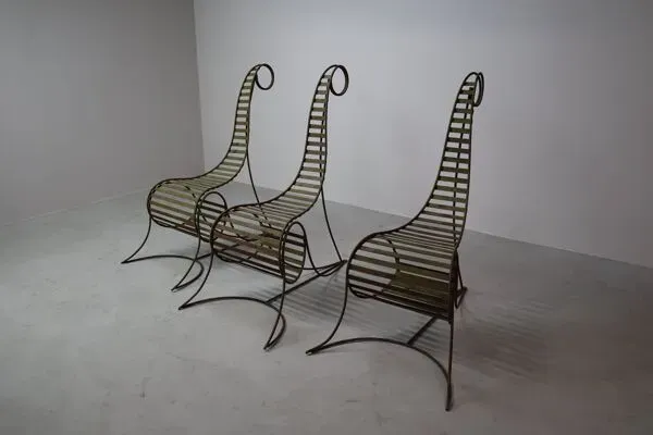 Illustration numéro 4 du produit Ensemble de trois chaises sculpturales en fer