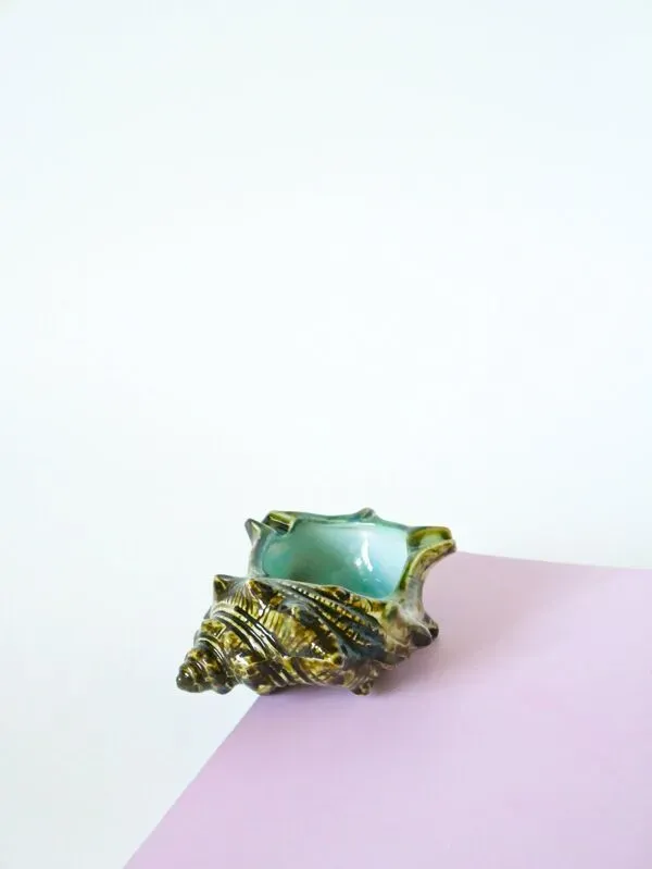 Illustration numéro 4 du produit Vide-poche / cendrier en barbotine modèle ''Coquillage'', 1970