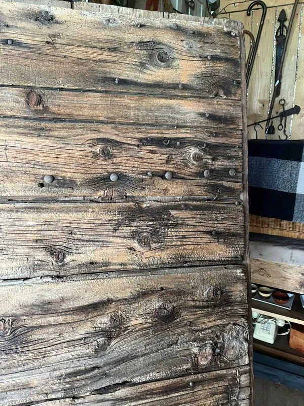 Illustration numéro 4 du produit Ancienne porte cloutée