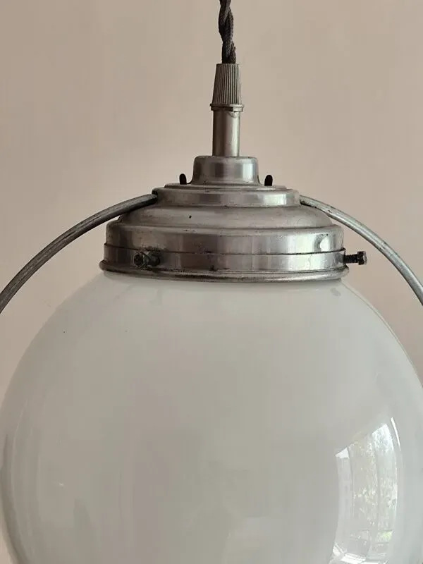 Illustration numéro 4 du produit Suspension monte baisse globe opaline blanche et structure métal