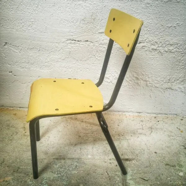 Illustration numéro 4 du produit Chaise d'écolier vintage