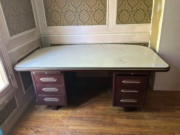 Illustration numéro 4 du produit Grand bureau industriel vintage – métal bordeaux