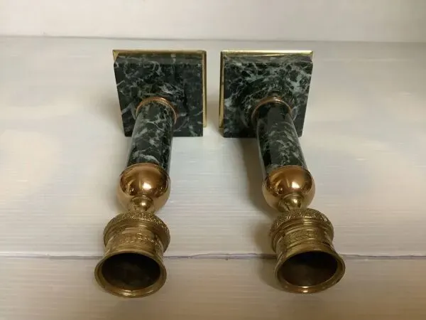 Illustration numéro 4 du produit Paire de bougeoirs colonnes en marbre vert laiton