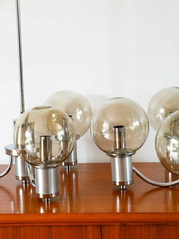 Illustration numéro 4 du produit Lustre trois branches, en chrome et globes en verre fumé, Design, 1970