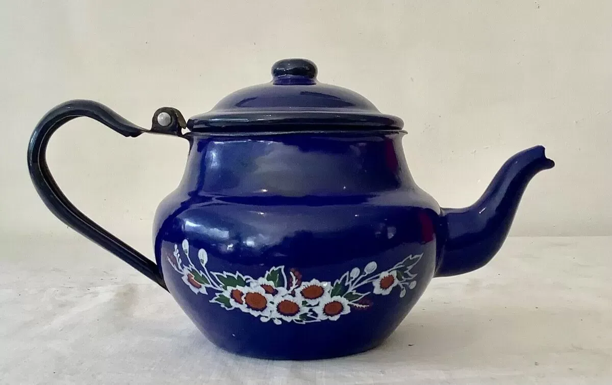 Illustration numéro 4 du produit Théière vintage 1950 en tôle émaillée