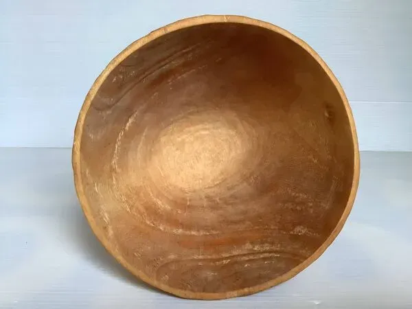 Illustration numéro 4 du produit Vide poche asymétrique en bois sculpté artisanal