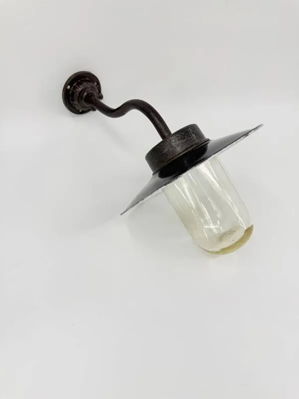 Illustration numéro 4 du produit Lampe de cour