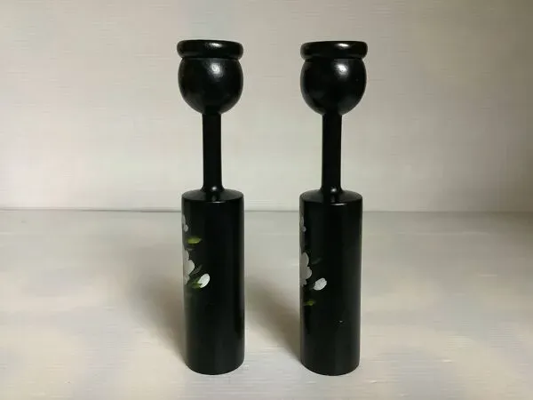 Illustration numéro 4 du produit Paire de bougeoirs en bois peint