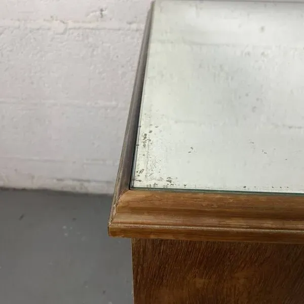 Illustration numéro 4 du produit Table de chevet ou  d’appoint avec plateau miroir