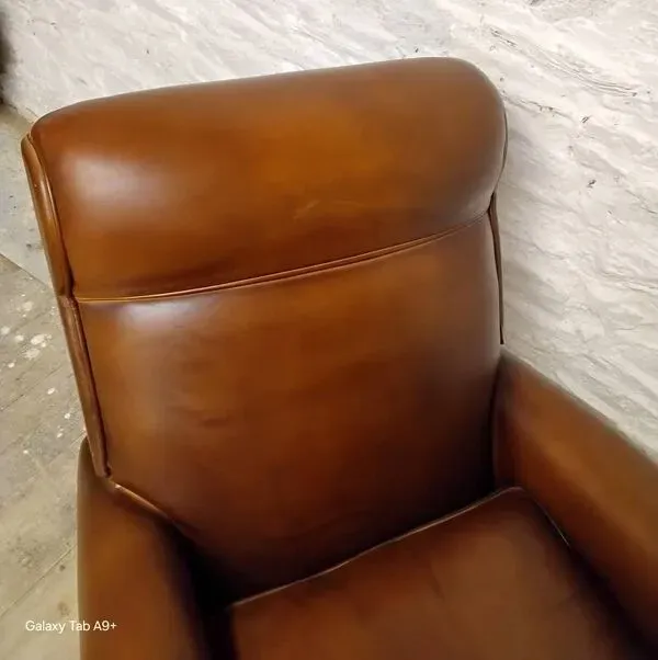 Illustration numéro 4 du produit Fauteuil club ancien année 1950 pied compas