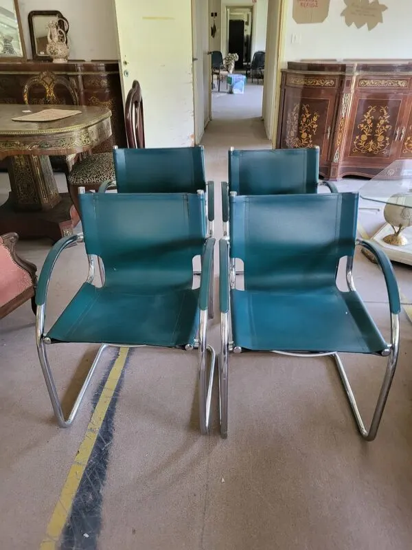 Illustration numéro 4 du produit 4 fauteuils italiens vintage en cuir vert et métal chromé