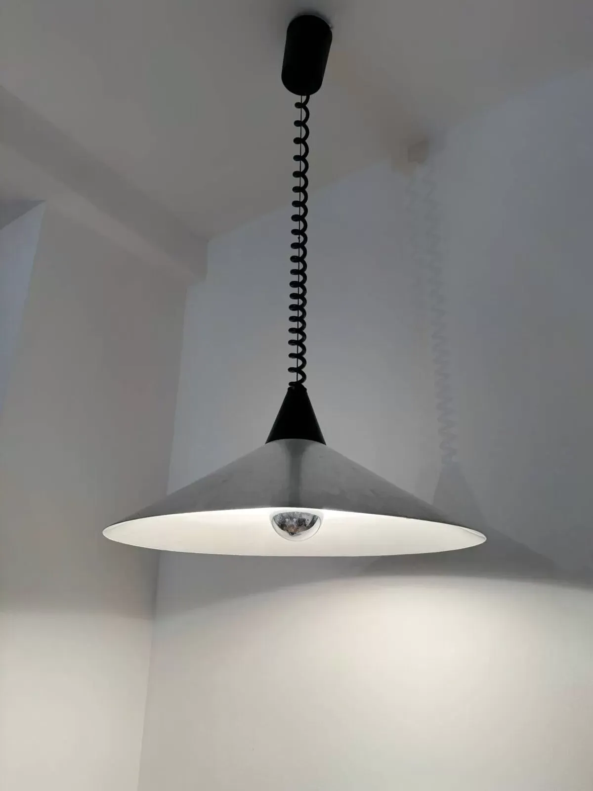 Illustration numéro 4 du produit Suspension style industriel, années 80