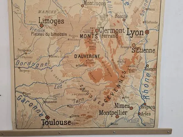 Illustration numéro 4 du produit Carte de géographie carte d'école Jura et massif central