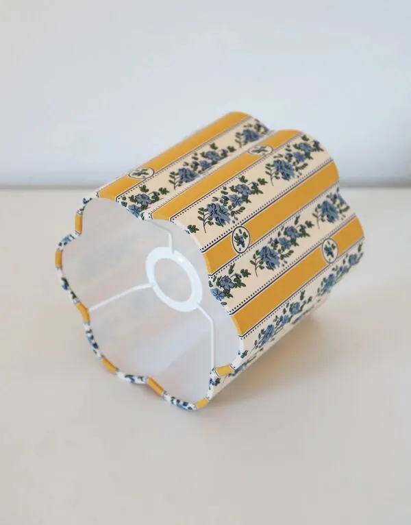 Illustration numéro 4 du produit Lampe à poser pied en bois tourné années 50 et abat-jour imprimé