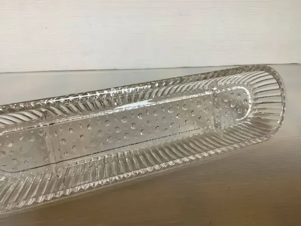 Illustration numéro 4 du produit Vide poche, baguier verre moulé géométrique