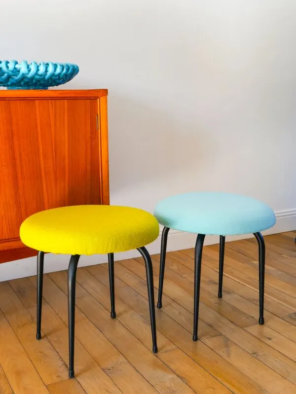 Illustration numéro 4 du produit Tabouret en fer noir et laine bouillie, bleu turquoise, 1960