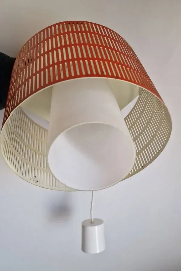 Illustration numéro 4 du produit Suspension en tôle perforée corail, années 70