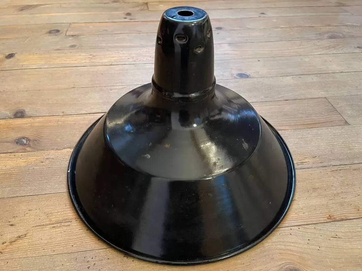 Illustration numéro 4 du produit Abat-jour en tôle émaillée 1950, décoration industrielle, n2