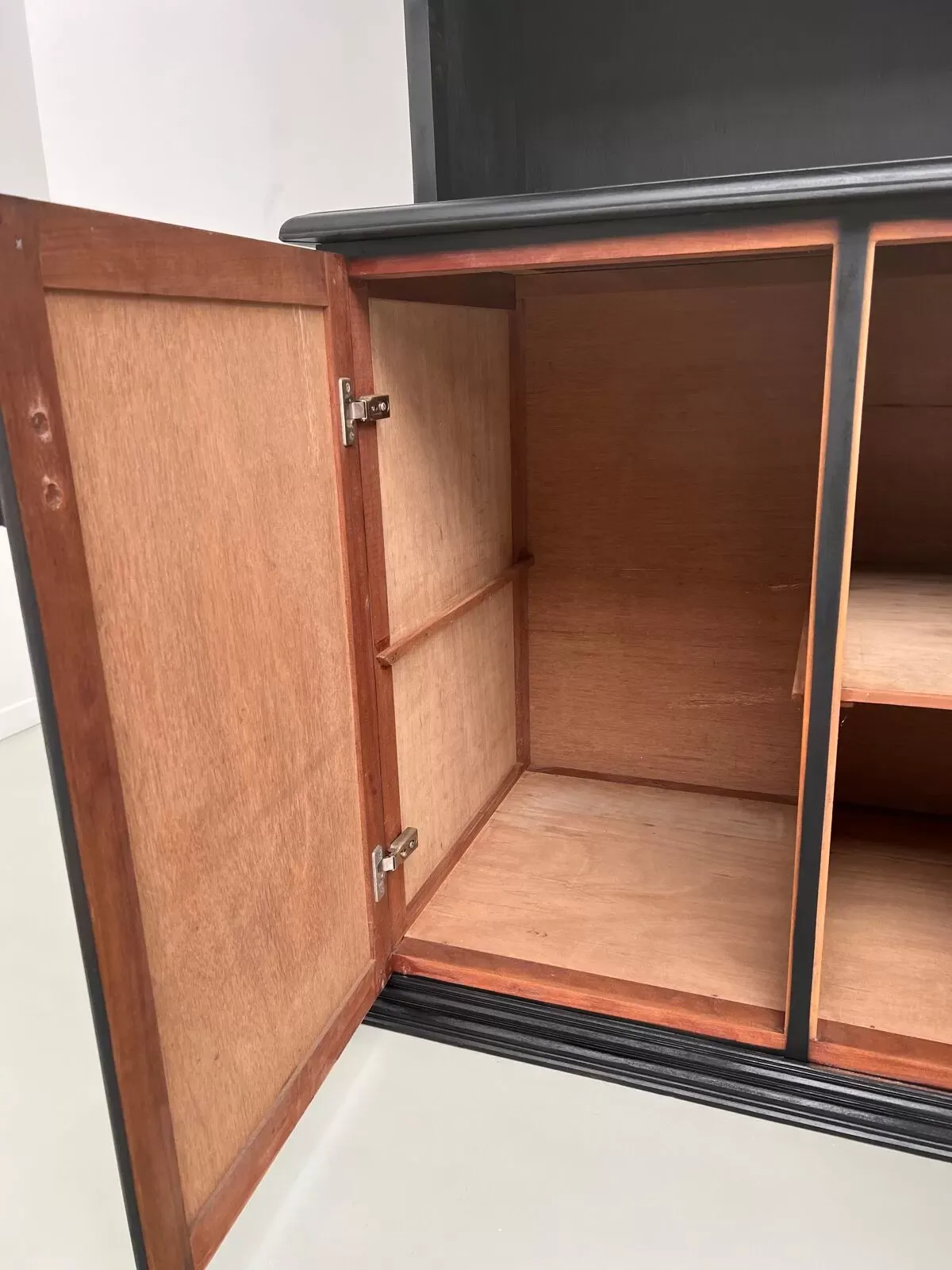 Illustration numéro 4 du produit Buffet 2 corps, format XXL, ancien meuble d'école en bois