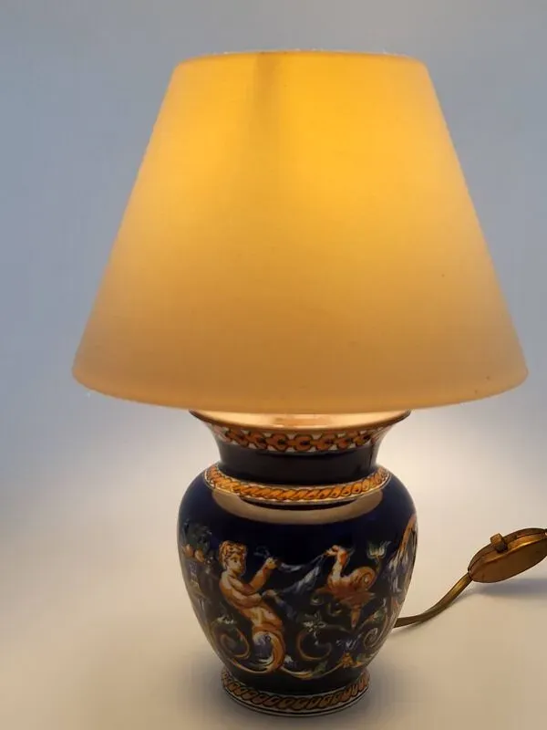 Illustration numéro 4 du produit Lampe de table faïence de Gien décor Renaissance fond bleu