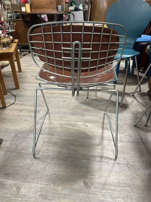 Illustration numéro 4 du produit Chaise Beaubourg par Michel Cadestin et Georges Laurent pour la bibliothèque du centre Pompidou