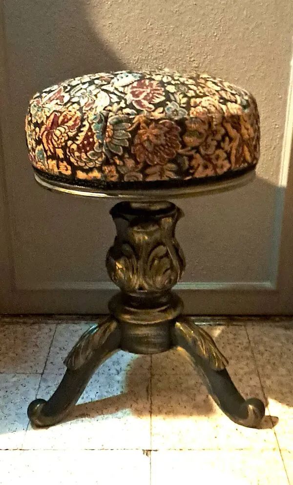 Illustration numéro 4 du produit Tabouret Piano Victorien bois patiné Tissu Tapissier XIX France