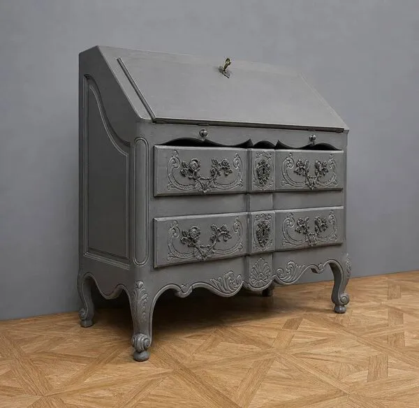 Illustration numéro 4 du produit Commode scriban balbée de style Louis XV en bois laqué