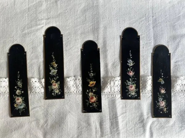 Illustration numéro 4 du produit Plaques de propreté Napoléon III en tôle peinte, décor floral