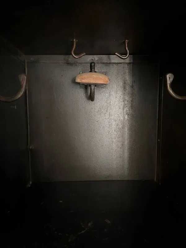 Illustration numéro 4 du produit Vestiaire industriel double porte (vers 1920)