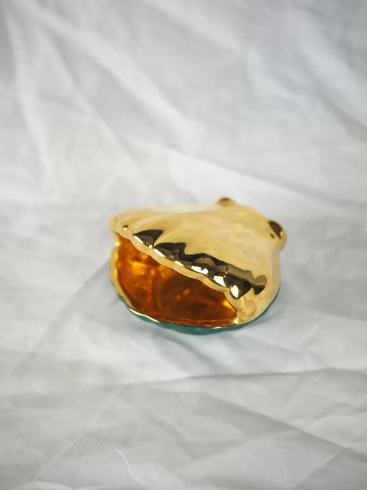 Illustration numéro 4 du produit Vide-poche porcelaine en forme de coquille Saint-Jacques dorée à fond vert canard des années 50/60