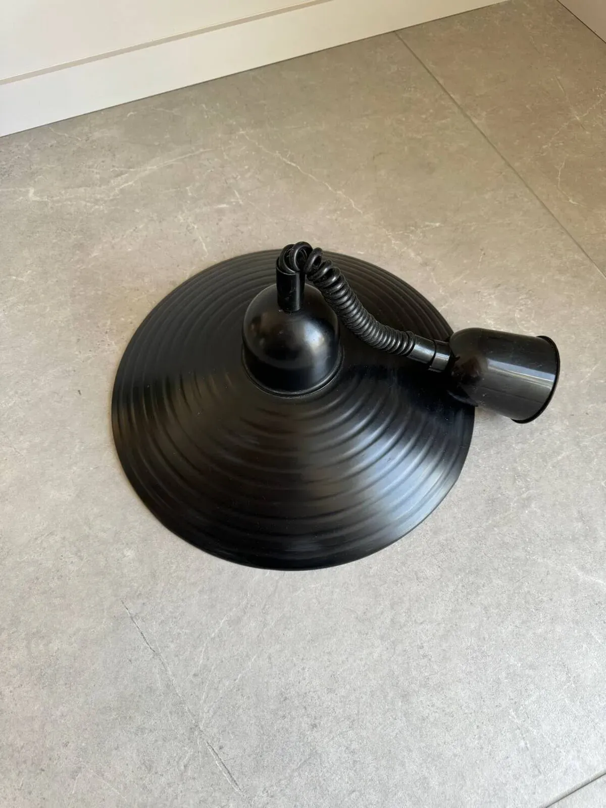 Illustration numéro 4 du produit Paire de suspensions en métal noir fabriquée en Belgique