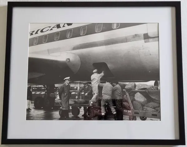 Illustration numéro 4 du produit Photographie Air France cargo à Orly vintage années 70 encadré 53 x 43 cm