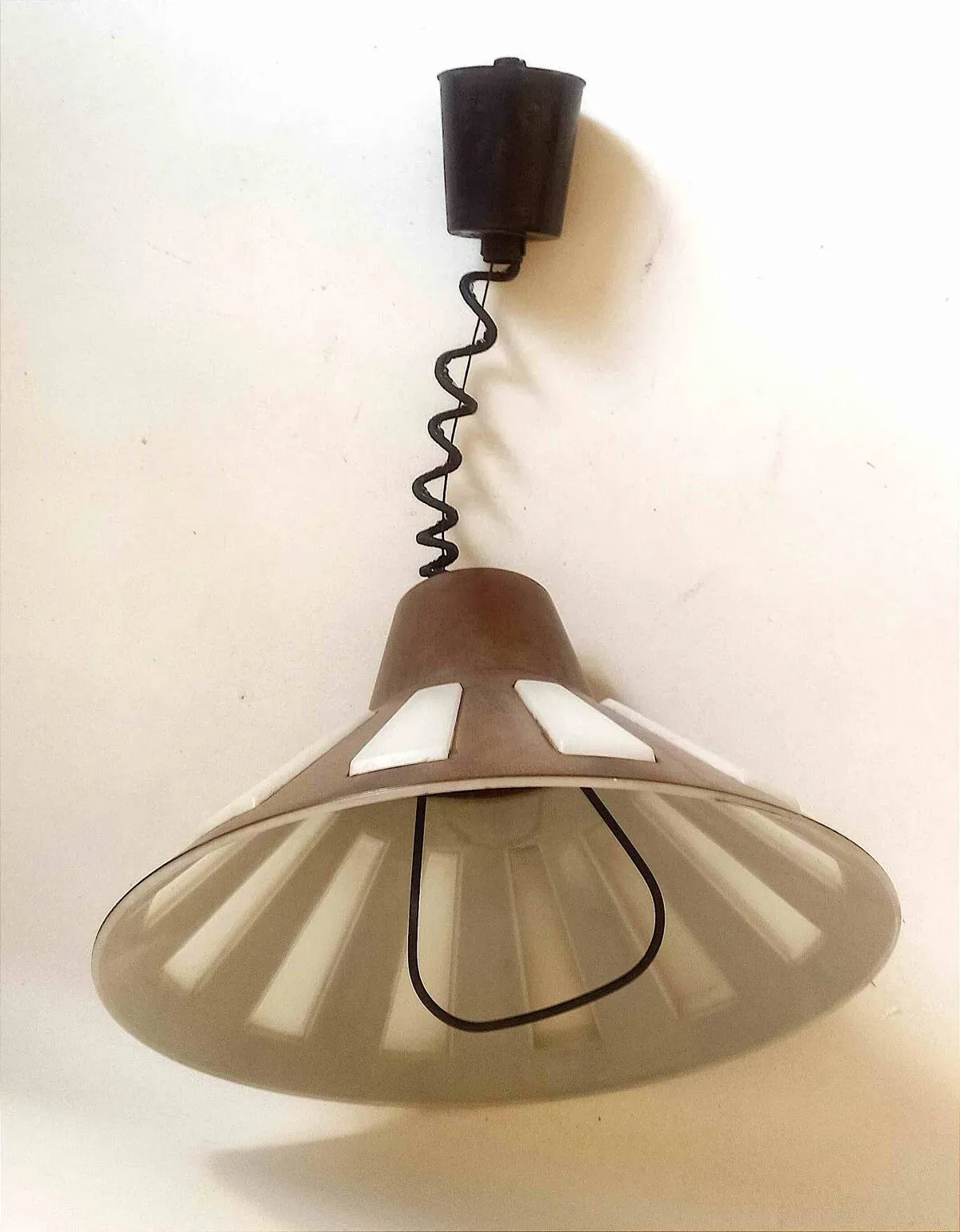 Illustration numéro 4 du produit Lustre suspension monte et baisse bakelite Années 70 Diamètre 40 cm