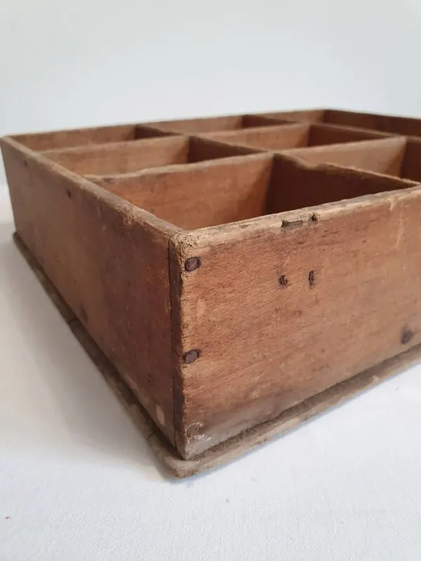 Illustration numéro 4 du produit Ancien casier en bois / présentoir artisanal