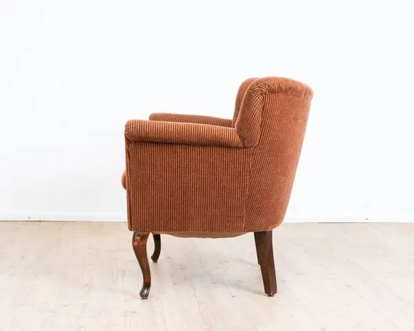 Illustration numéro 4 du produit Fauteuil club  des années 40 avec revêtement en velours côtelé