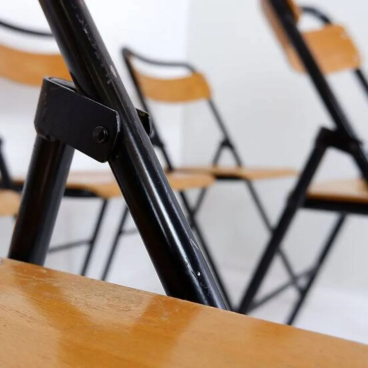 Illustration numéro 4 du produit 7 chaises pliantes en bois et métal noir, 1960