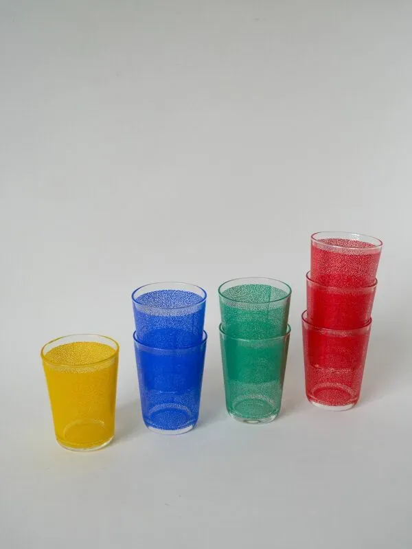 Illustration numéro 4 du produit Ensemble de 8 verres à eau, rouge, vert, jaune et bleu, 1970