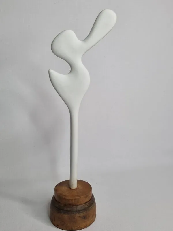 Illustration numéro 4 du produit Sculpture d’inspiration biomorphique, sur socle en bois industriel, 37 cm