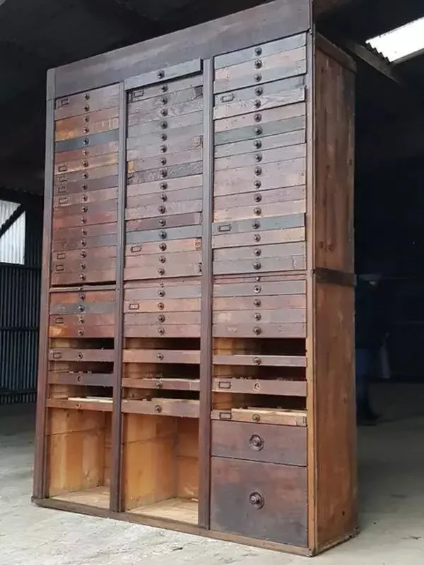 Illustration numéro 4 du produit Grand meuble de médaillé 1900